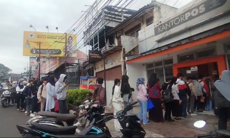 Lamar Kerja ke PT Pou Yuen, Ribuan Pencari Kerja Antre Panjang ke Kantor Pos Cianjur