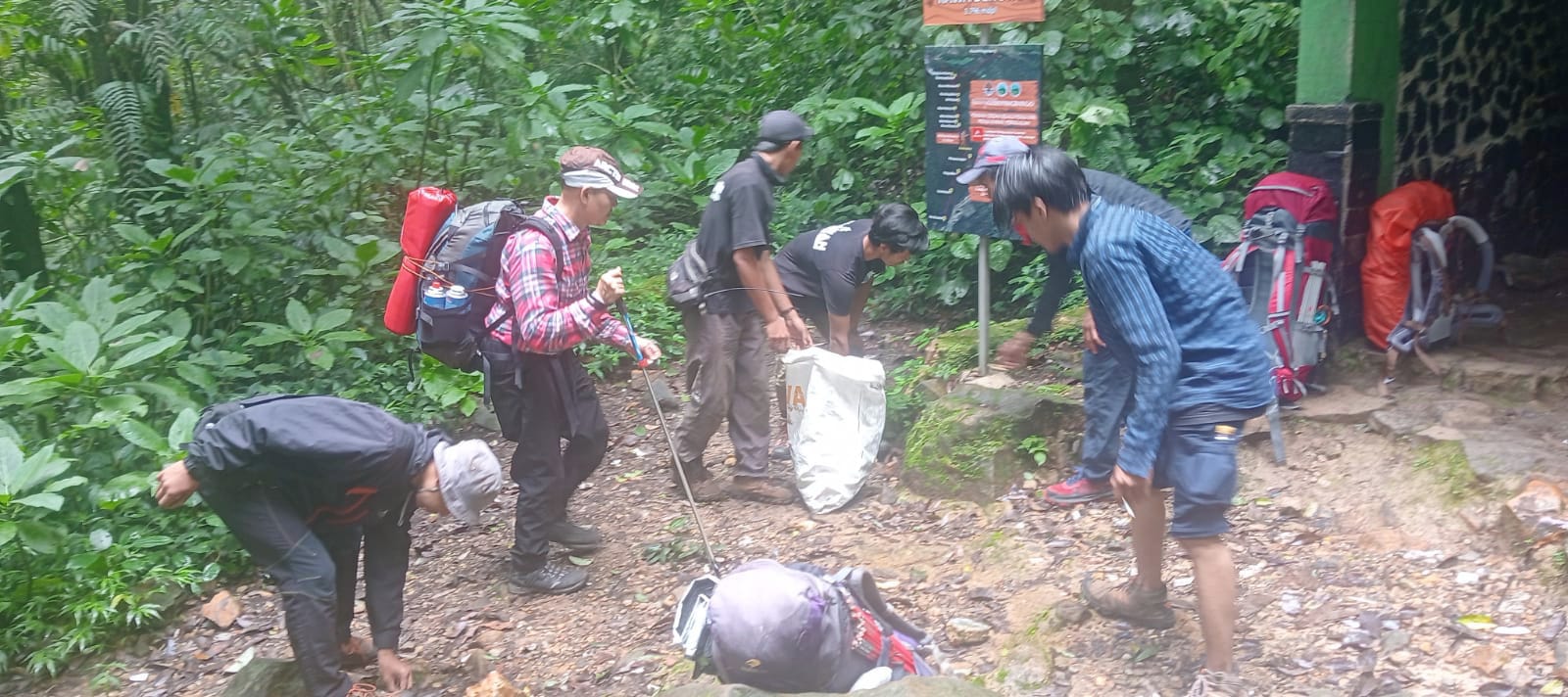 Gelar Opsih di Tiga Jalur Pendakian Gunung Gede, Relawan Bareng BBTNGGP Berhasil Angkut Ratusan Kilo Sampah