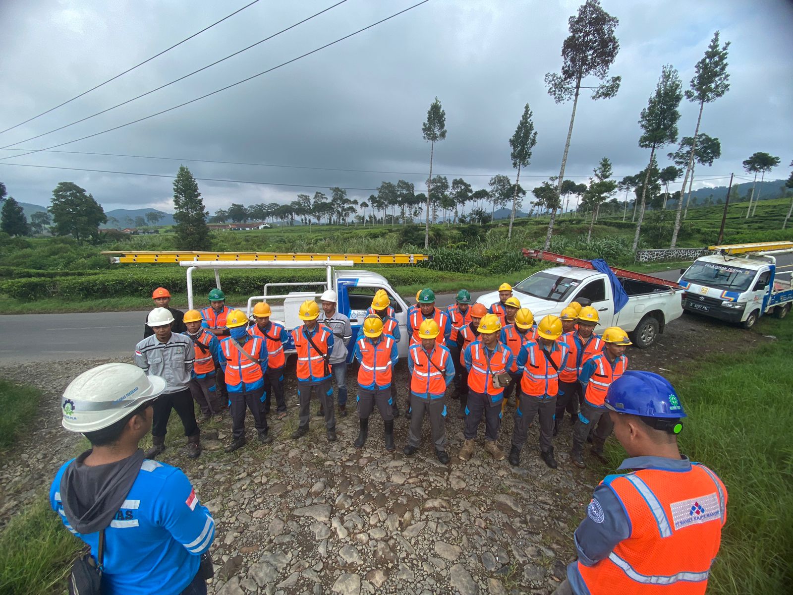 Cuaca Ekstrem Tak Halangi Upaya PLN Hadirkan Listrik Andal untuk Umat Muslim Menjalankan Ibadah Puasa. (foto: doc PLN UP3 Cianjur)