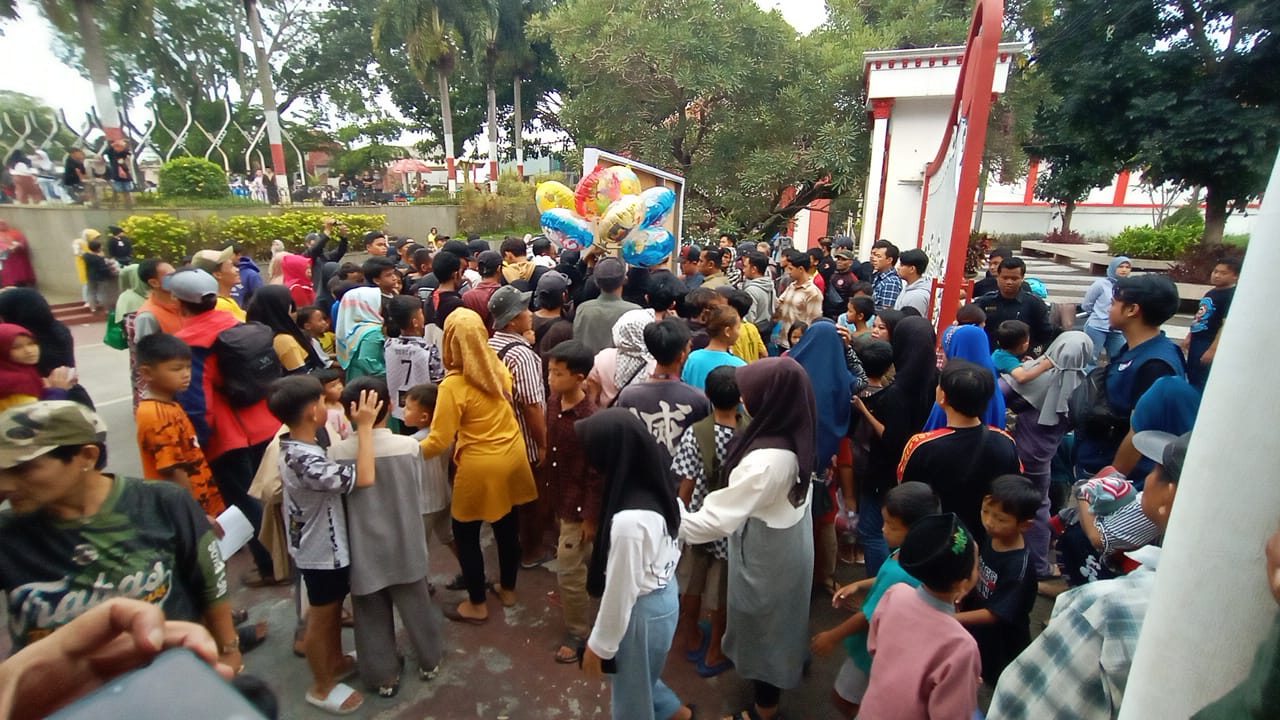 Peduli Sesama, Polres - Awak Media Cianjur Bagikan Ratusan Paket Takjil di Sekitar Alun-alun