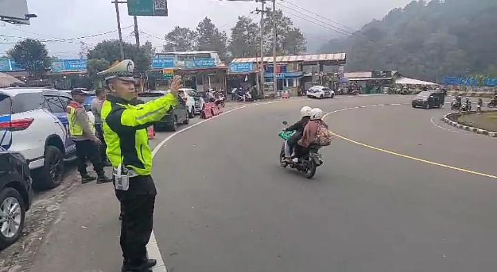 Penumpukan Kendaraan di Jalur Puncak, Polisi Terapkan Sistem One Way Ganda