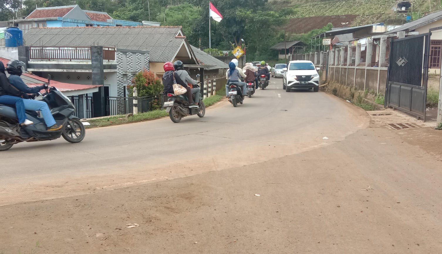 Wisatawan Nekat Lewat Jalur Puncak II Meski Tak Direkomendasikan, Alasannya?