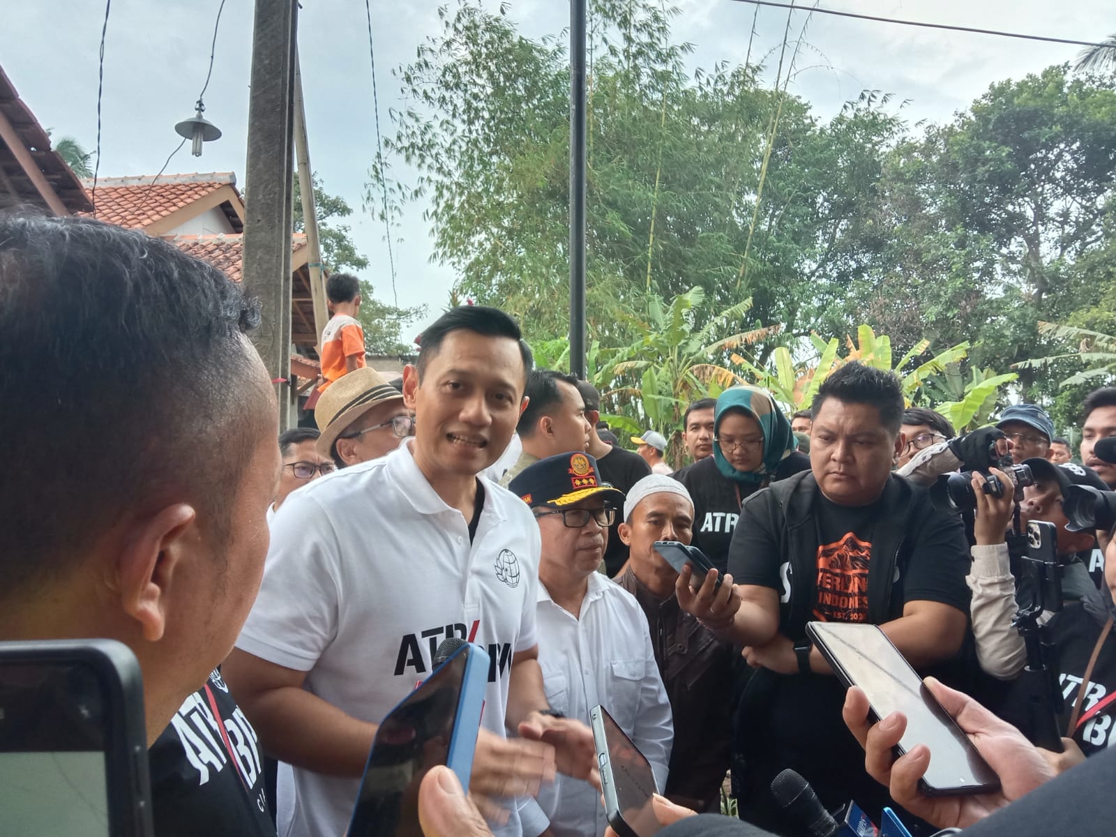 Terapkan program reforma agraria melalui konsolidasi tanah dan redistribusi tanah, Menteri Agraria dan Tata Ruang/Kepala Badan Pertanahan Nasional (ATR/BPN), Agus Harimurti Yudhoyono (AHY) berikan 55 sertifikat tanah.