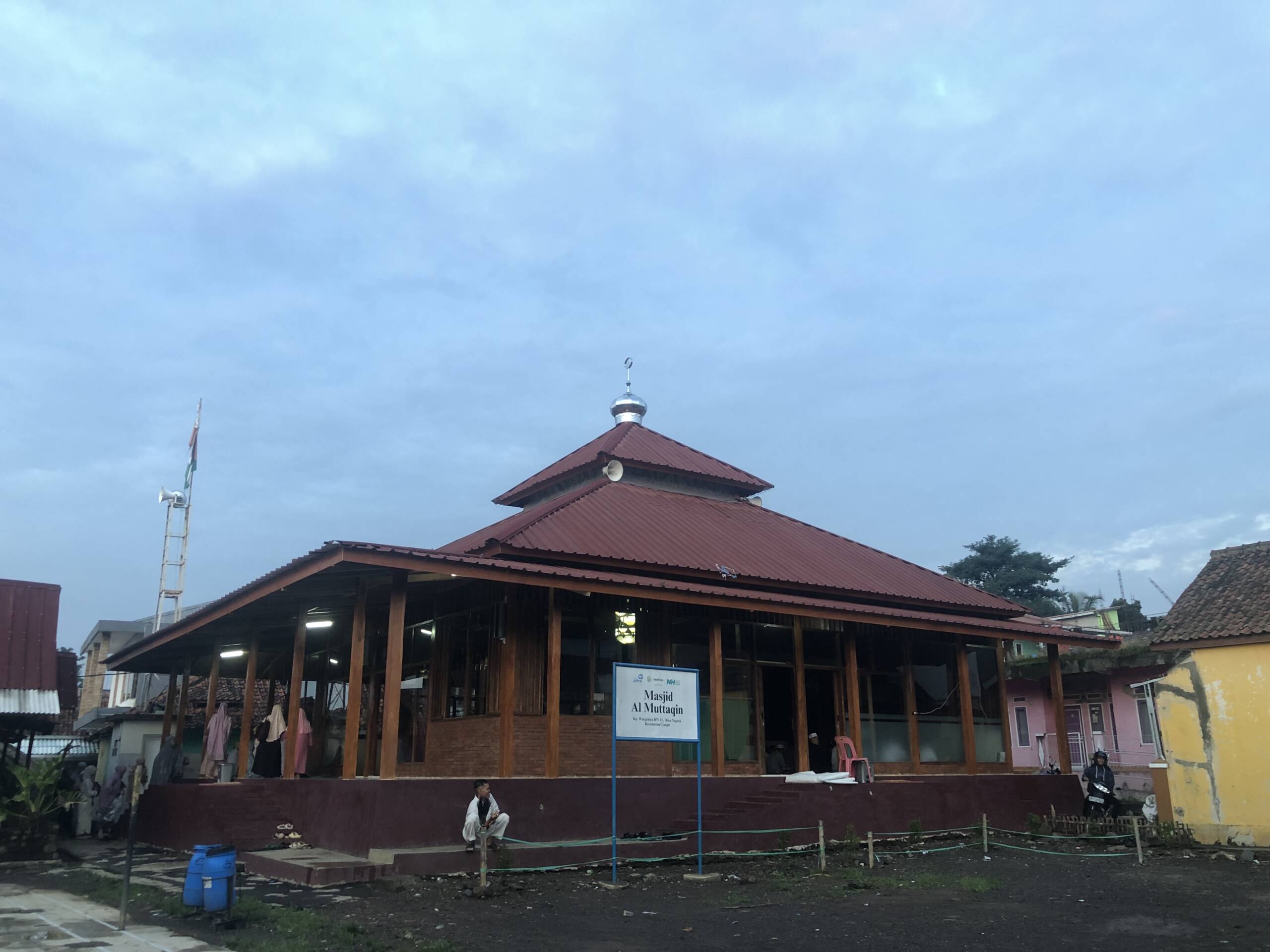 Penyintas Gempa Cianjur Sholat Idul Fitri di Masjid Setelah Sebelumnya Dilaksanakan di Atas Puing-Puing