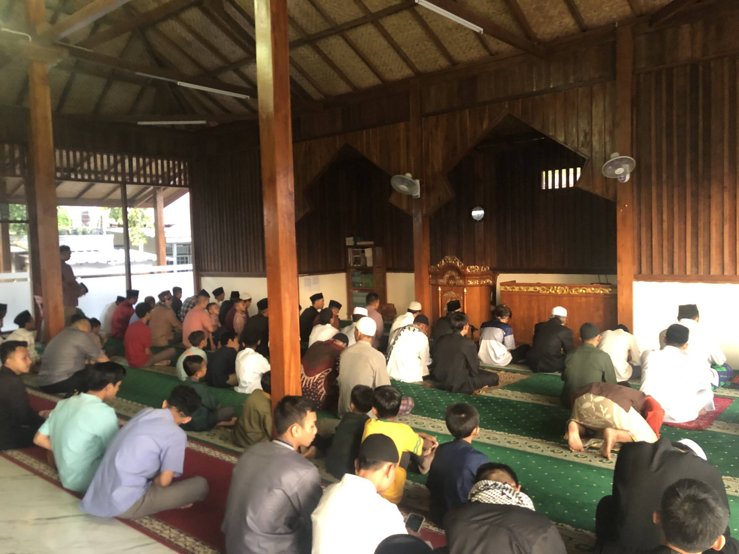 Penyintas Gempa Cianjur Sholat Idul Fitri di Masjid Setelah Sebelumnya Dilaksanakan di Atas Puing-Puing