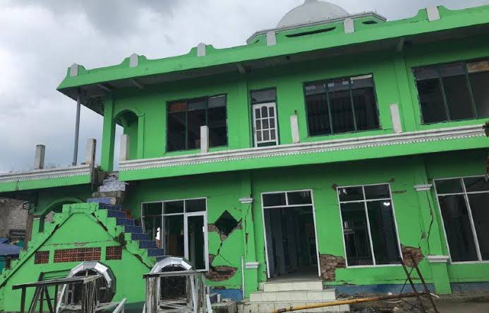 Penyintas Gempa Cianjur Sholat Idul Fitri di Masjid Setelah Sebelumnya Dilaksanakan di Atas Puing-Puing