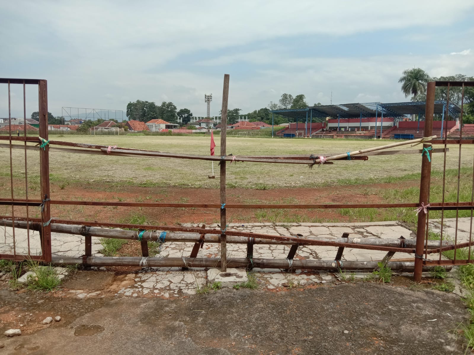 Stadion Badak Putih di Kabupaten Cianjur Mengalami Kerusakan Parah Akibat Kurangnya Perawatan