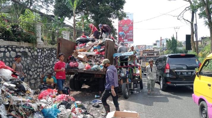 Volume Sampah di Jalur Protokol Cipanas Naik 20 Persen Selama Arus Mudik dan Arus Balik