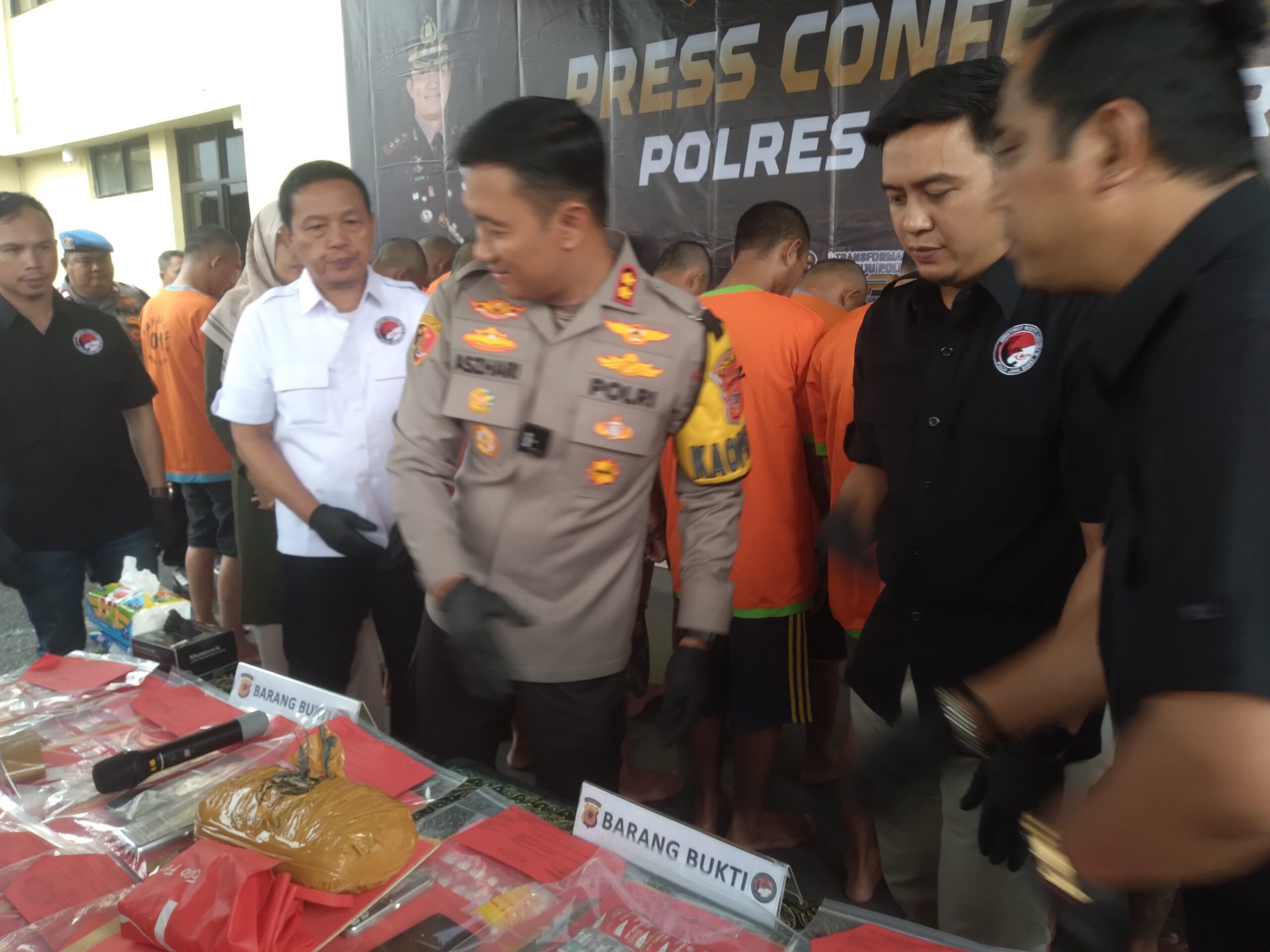 Warga Cipanas Temukan Paket Ganja Kering 1 Kilogram Siap Edar di Kebun