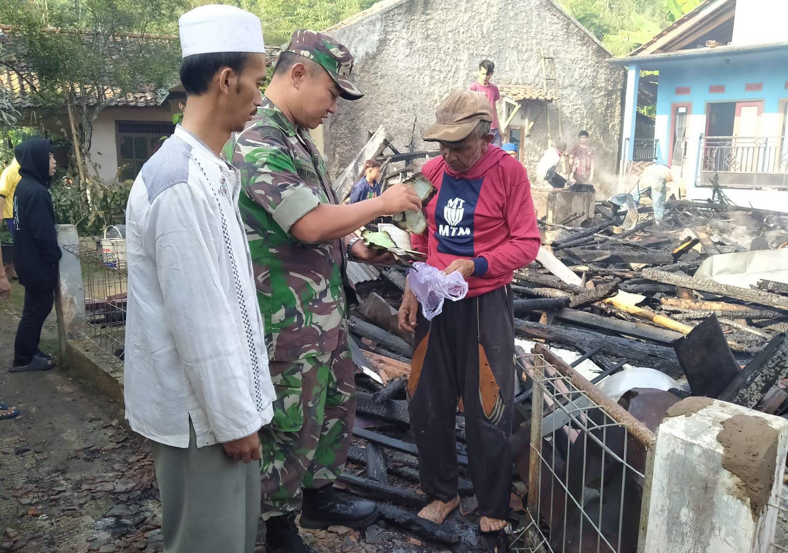 Kebakaran Melanda Rumah di Campaka, Pria Paruh Baya Syok dan Pingsan