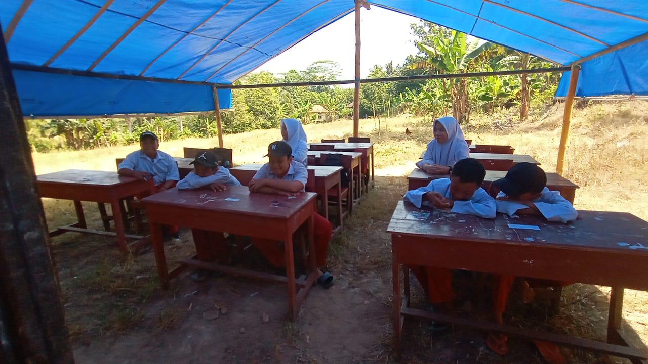 Miris! Usai Ruang Kelas Rusak dan Ambruk, Siswa 2 SD di Cianjur Pelosok Sekolah di Tenda Beratapkan Terpal