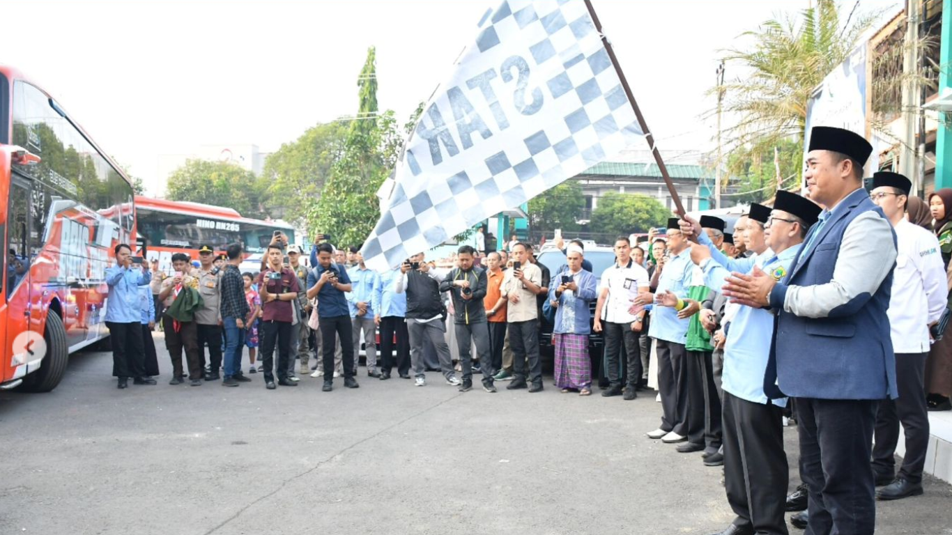 Bupati Cianjur, H. Herman Suherman, melepas 432 Calon Jemaah Haji Kloter 22 Kabupaten Cianjur di Gedung Dakwah Kemenag Cianjur