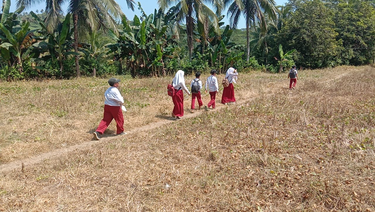 Perjuangan Siswa SDN Budisetra dan SDN Ciawitali Cianjur Selatan, Rela Tempuh Jalur Ekstrem Demi Menuntut Ilmu