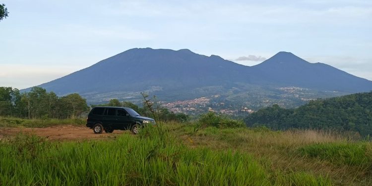 Healing Asyik Dengan Campervan dan Mobil Off-Road di Camping Ground Bukit Aquila Cianjur, Dijamin Bikin Adem!