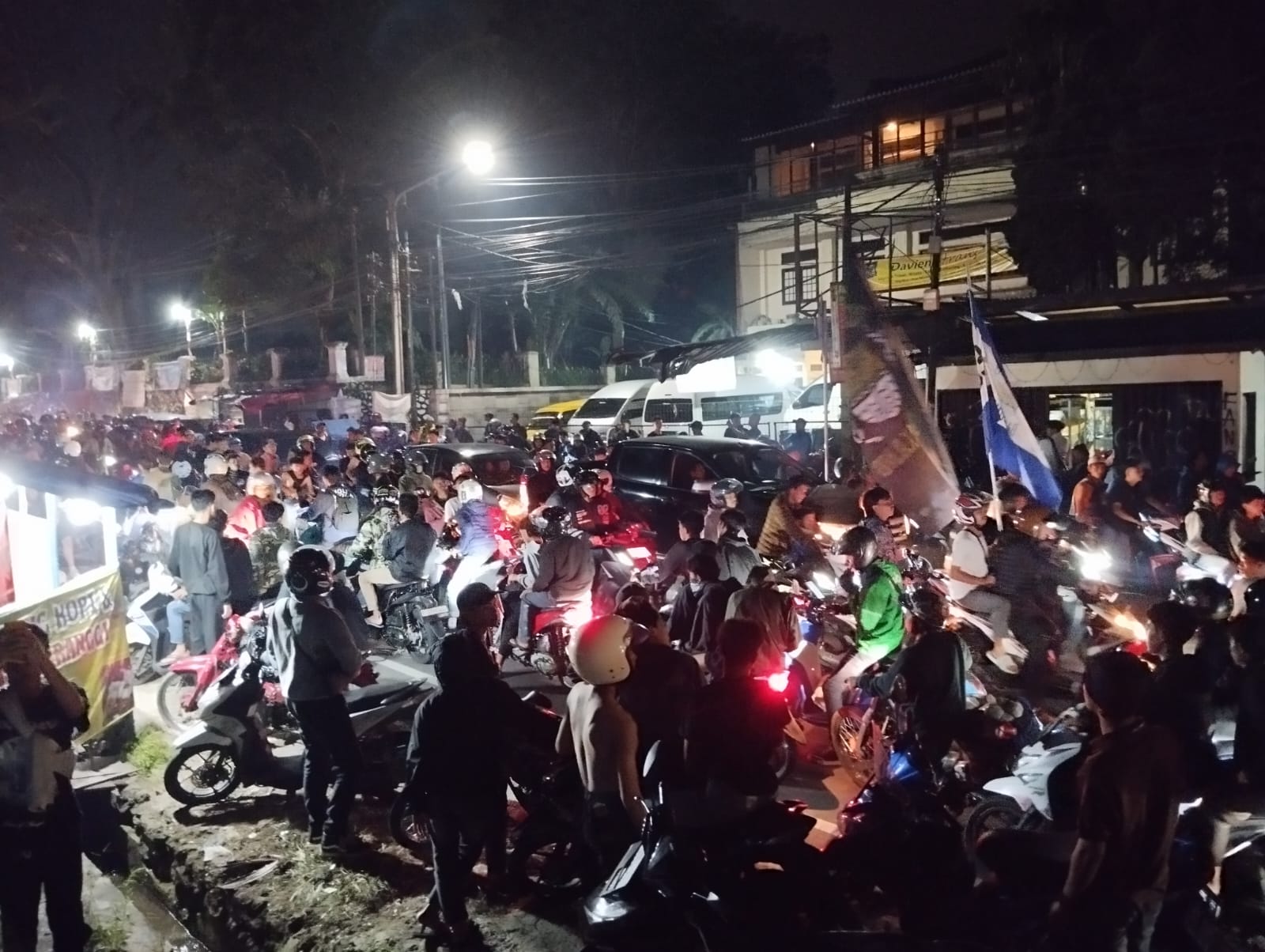 Ribuan Bobotoh Padati Jalan Raya Cipanas Usai Nobar Final Persib, Macet Total!