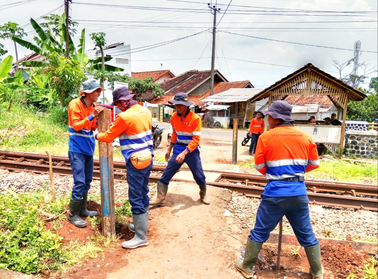 Tekan Kasus Tertemper Kereta, PT KAI Tutup 19 Perlintasan Liar di Wilayah Daop 2 Bandung