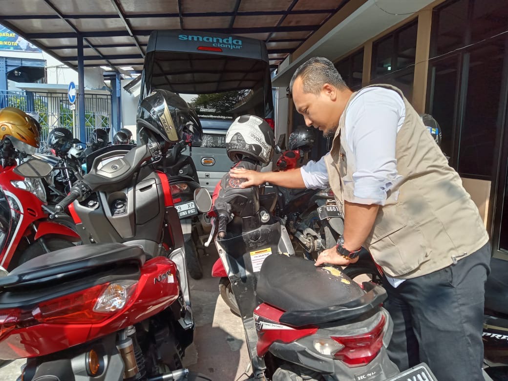 Bulan Sadar Pajak: P3DW Cianjur Tempel Stiker Nunggak Pajak di Sekolah