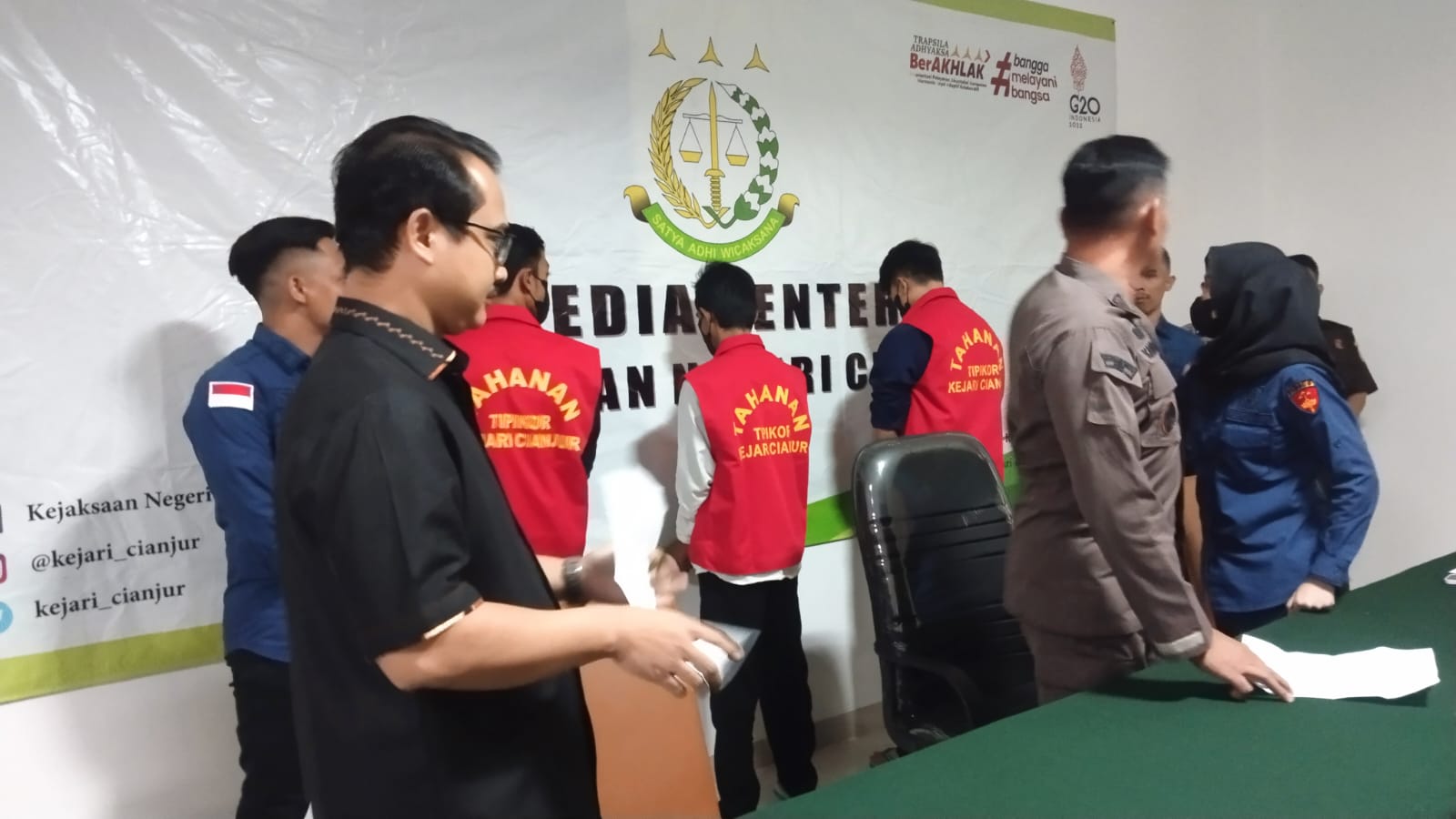 Tiga pria berinisial AP, AAR, dan ZN ditangkap oleh Kejari Cianjur karena diduga menyebabkan kerugian sebesar Rp3,1 miliar pada Bank BRI.