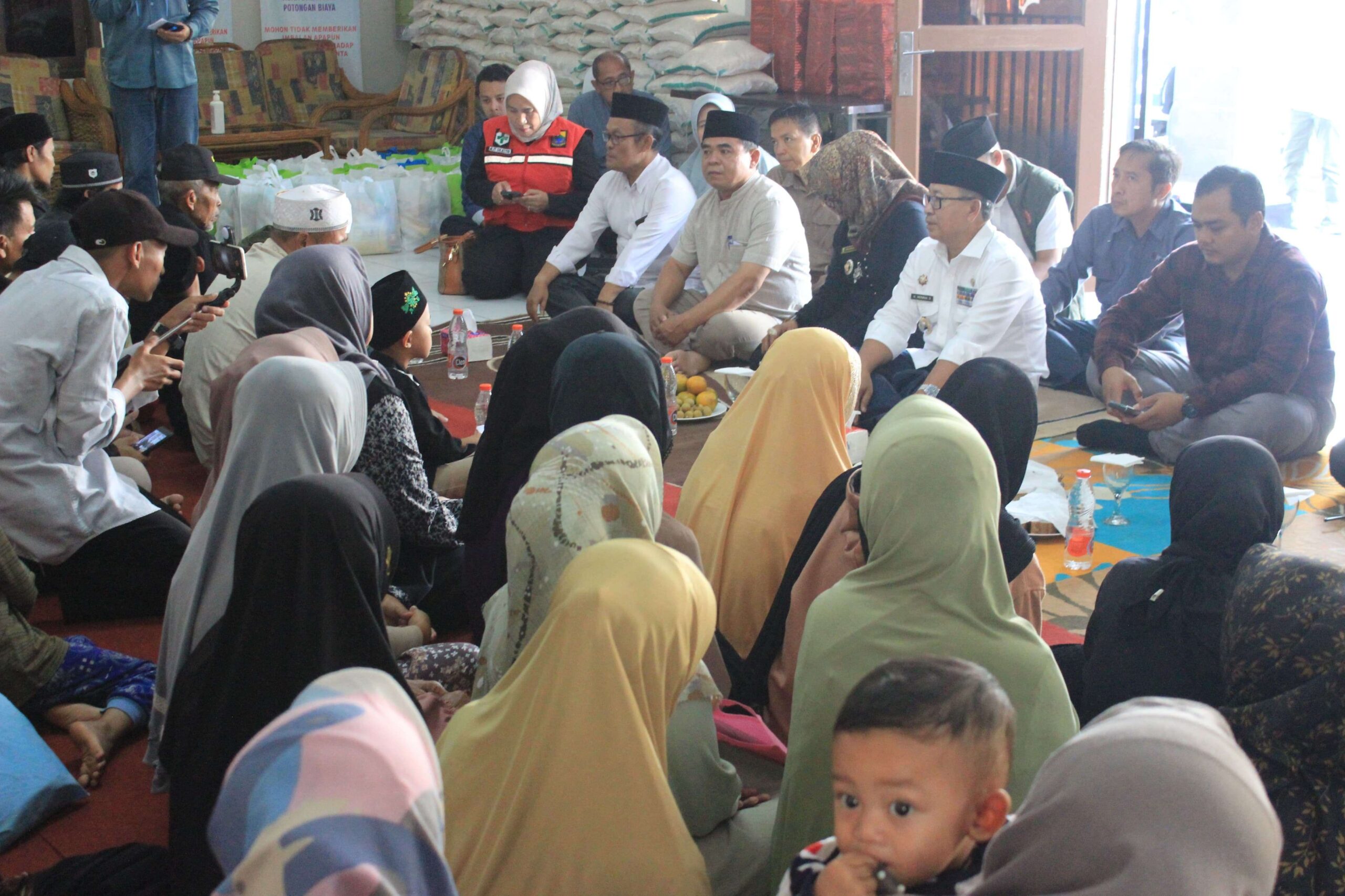 Bupati Cianjur Sosialisasikan Penyaluran Dana Bantuan Gempa Tahap Empat dan Berikan Bantuan Sembako