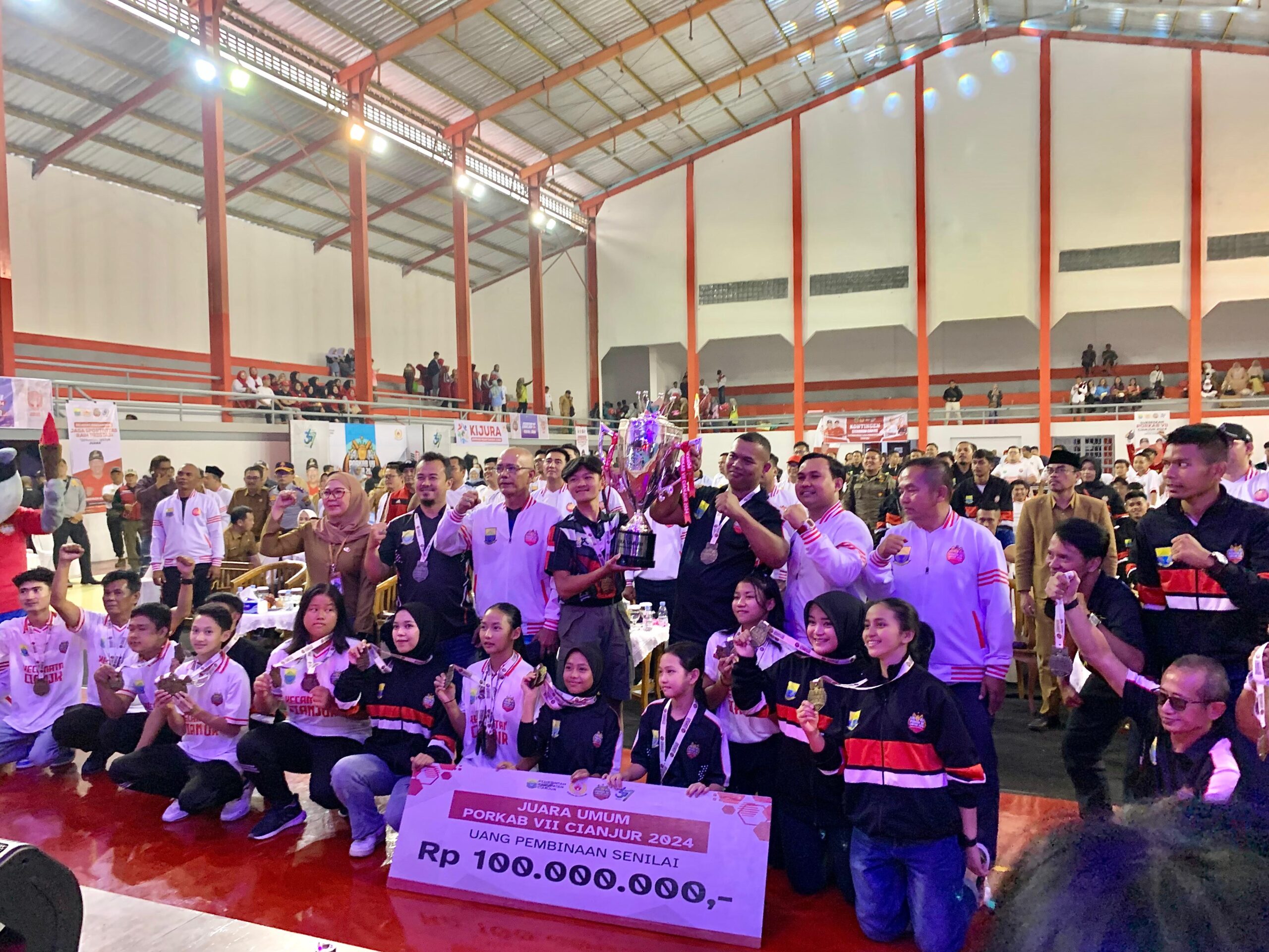 Gelaran penutupan laga Pekan Olahraga Kabupaten (Porkab) VII Cianjur 2024, di Gor Gelanggang Generasi Muda (GGM) Panembong, Cianjur berlangsung meriah, Senin (22/7/2024).