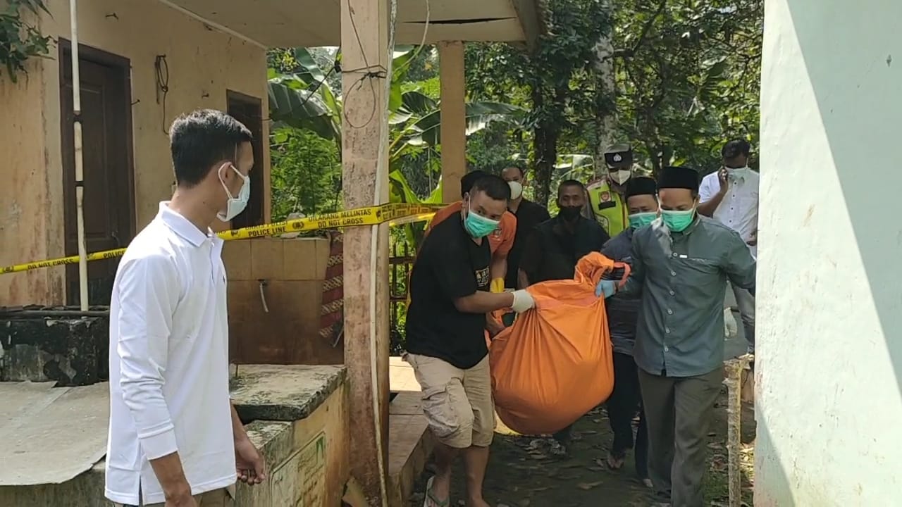 Heboh! Mayat Seorang Ustadz Ditemukan di Dalam Toilet Masjid Al Ikhlas Cibeber Cianjur