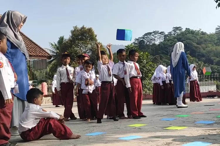 Jarang Dilakukan Sekolah Lain, SD Negeri 1 Cipetir Cianjur Ajak Siswa Nikmati Permainan Dadu Warna