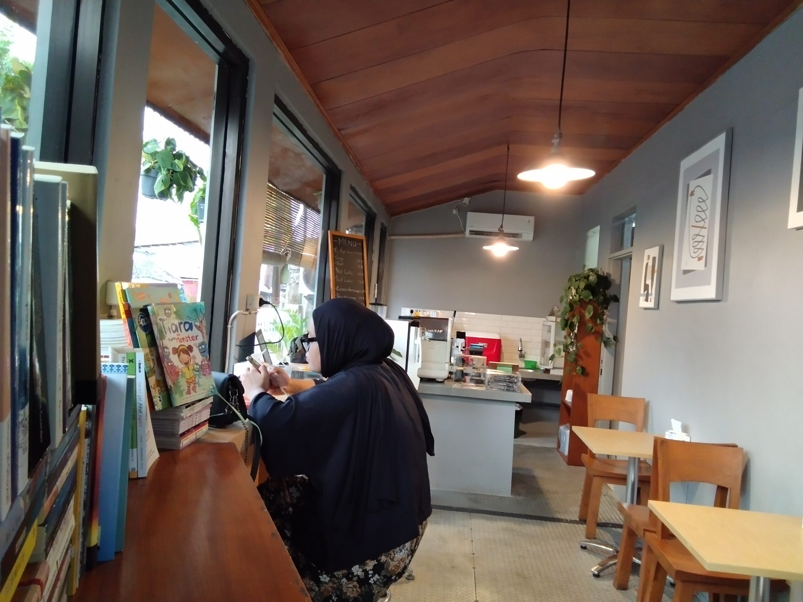 Menikmati Kopi Sambil Baca Buku di Kayapa Kopi, Coffee Shop Cianjur Dengan Suasana yang Tenang