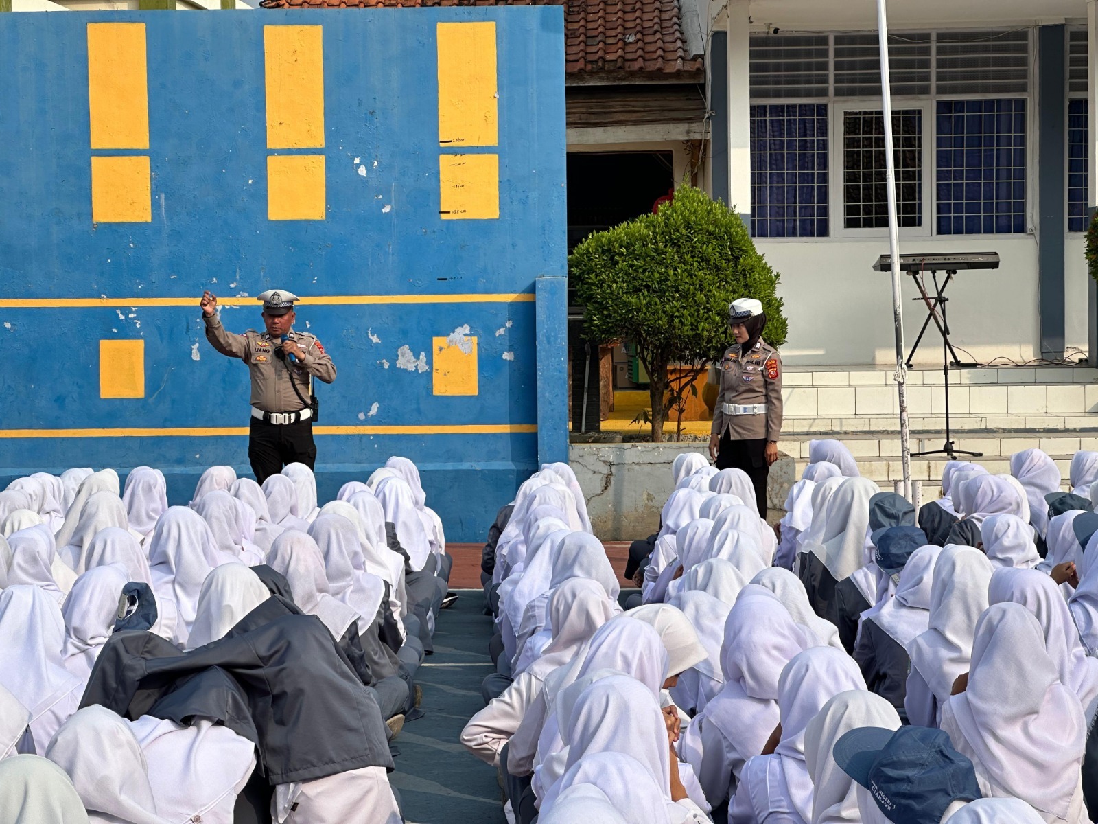 Polres Cianjur Tingkatkan Kesadaran Lalu Lintas di SMKN 1 Cianjur melalui Program Police Goes to School