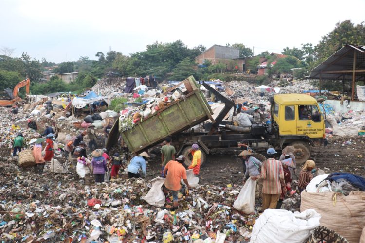 Rezeki Nomplok! Pemulung Sampah di TPA Ini Pernah Temukan Emas dan Uang Dollar, Bagaimana Bisa?