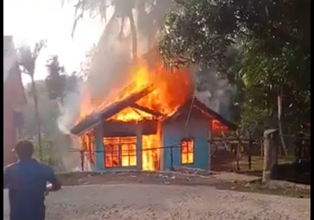 Sebuah rumah di Kampung Hampoang RT 02/RW 08, Desa Munjul, Kecamatan Cilaku, Kabupaten Cianjur kebakaran hingga rata dengan tanah, Kamis (30/9/2021). (Foto: Istimewa)