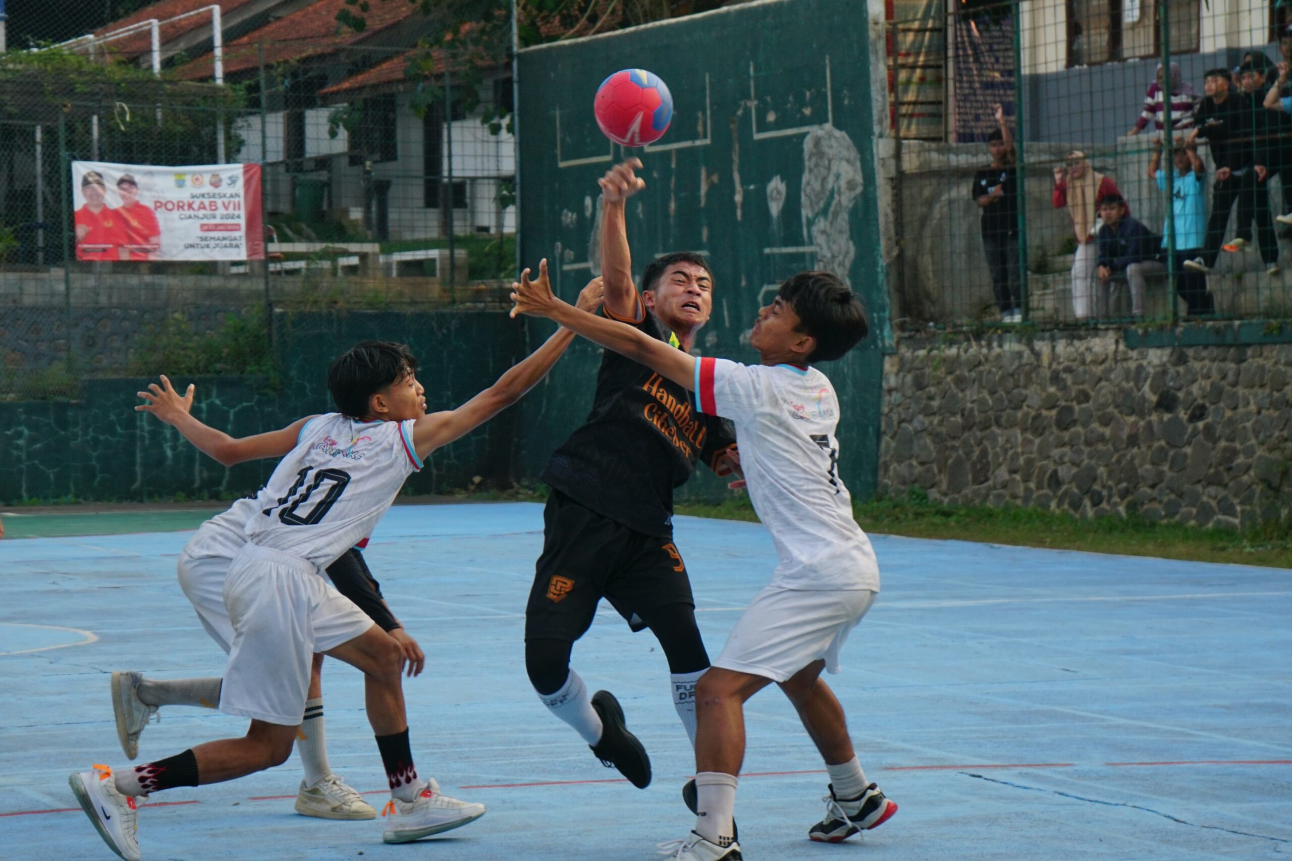 Tim Bola Tangan Kecamatan Cibeber berhasil mengalahkan Kecamatan Campaka dengan skor tipis 6-5 dalam pertandingan final yang menegangkan di Lapangan FKIP Unsur Cianjur Rabu (17/7/2024).