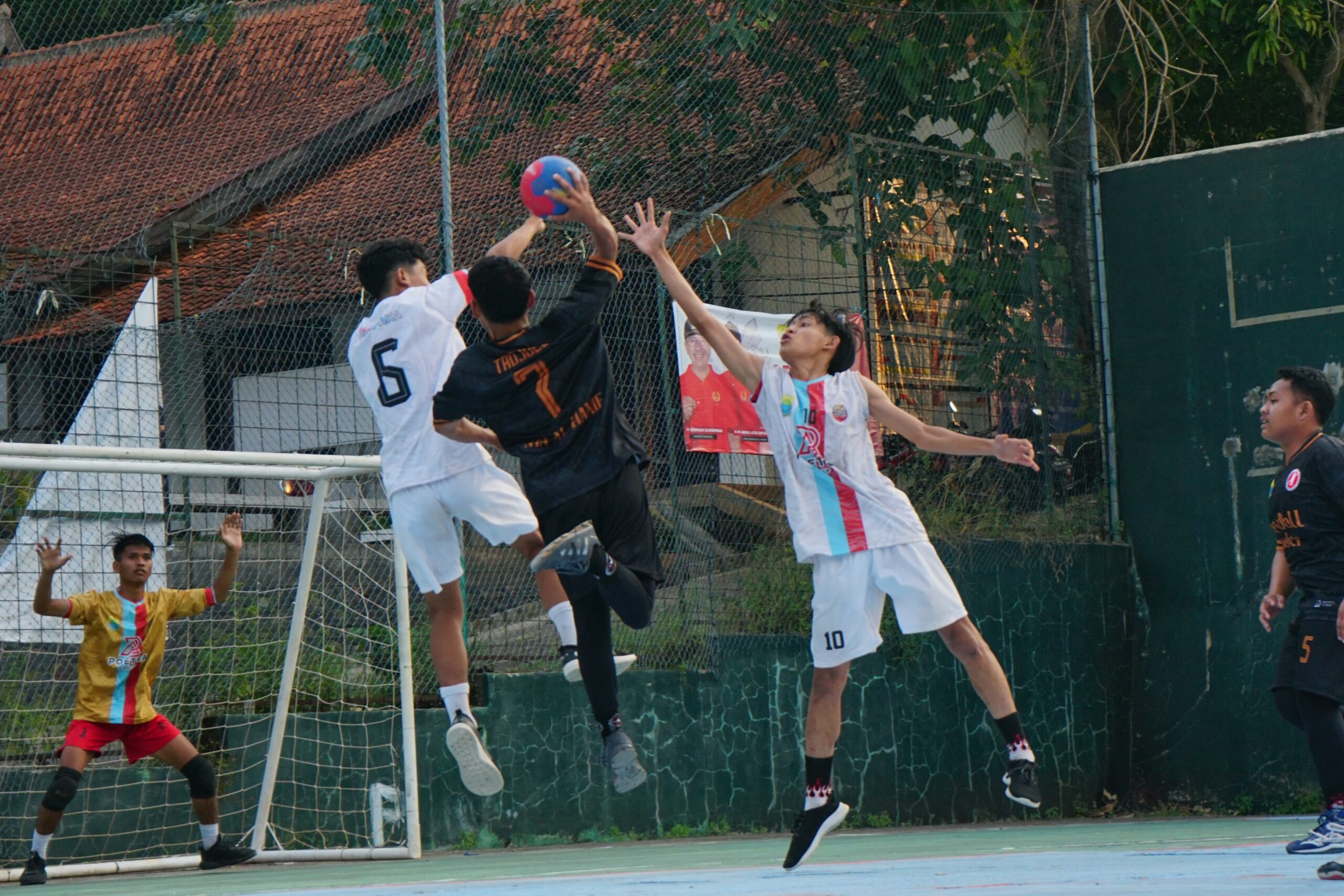 Tim Bola Tangan Kecamatan Cibeber berhasil mengalahkan Kecamatan Campaka dengan skor tipis 6-5 dalam pertandingan final yang menegangkan di Lapangan FKIP Unsur Cianjur Rabu (17/7/2024).