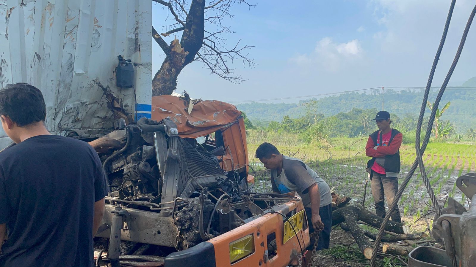 Tragedi kecelakaan di Jalan Sukabumi-Cianjur, Desa Gekbrong, Kecamatan Gekbrong, Kabupaten Cianjur, pada Jumat (12/7/2024) menyebabkan seorang pemotor tewas tertimpa truk.