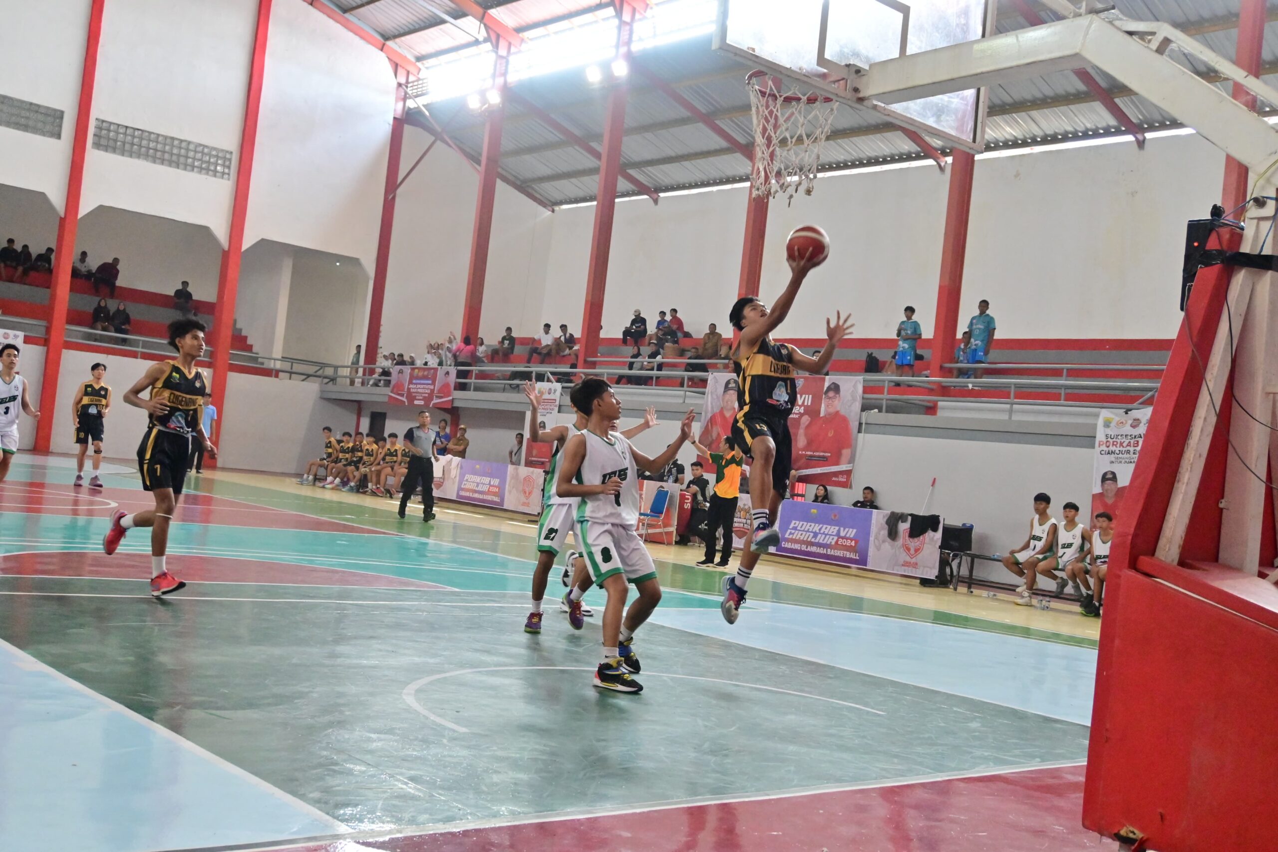 Pada cabang olahraga (cabor) basket 3x3 putra Pekan Olahraga Kabupaten (Porkab) VII Cianjur 2024, Karangtengah berhasil meraih medali emas setelah menundukkan Cugenang di partai final yang berlangsung di Gor Gelanggang Generasi Muda (GGM), Panembong, Cianjur, Senin (22/7/2024).