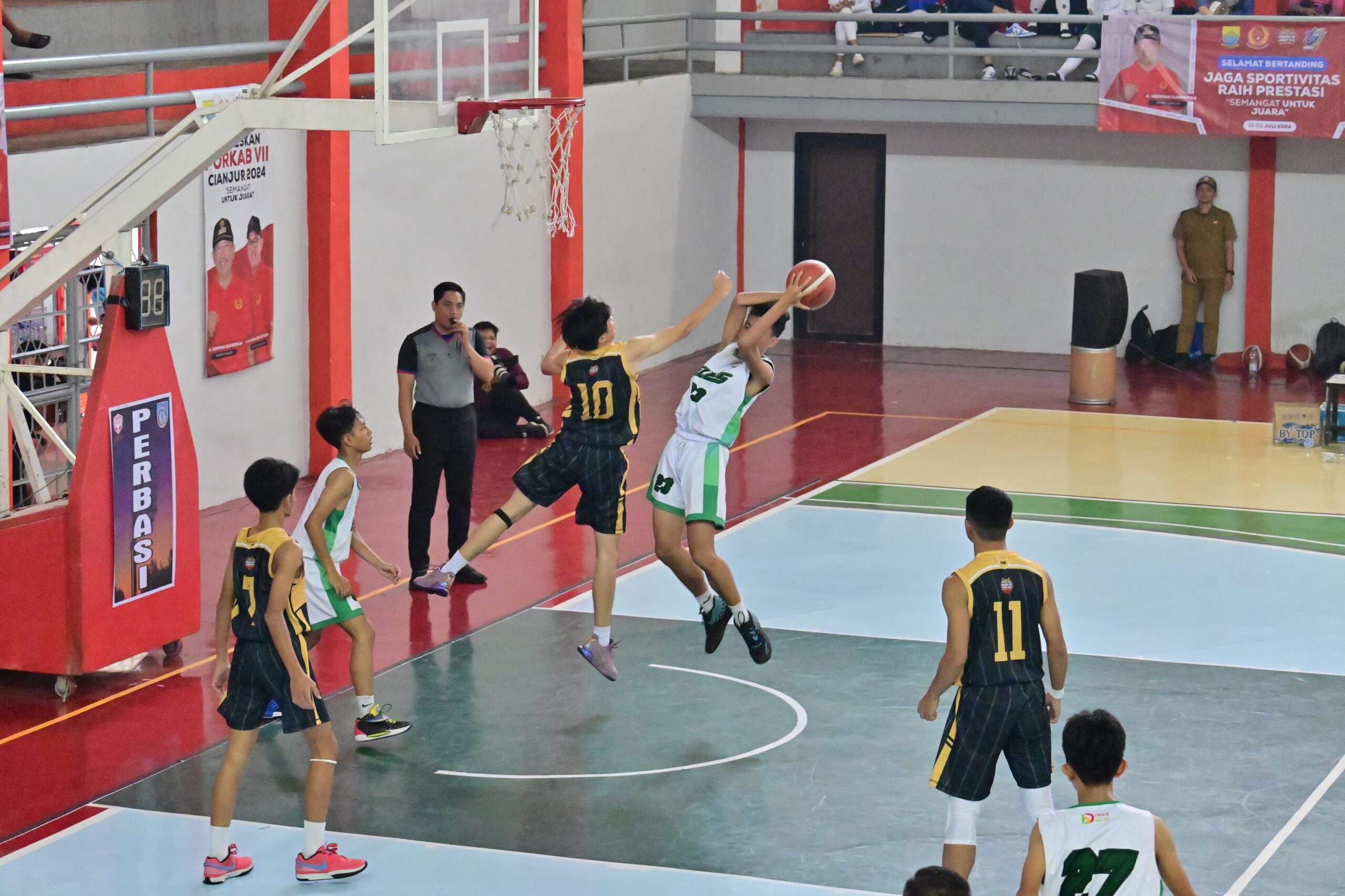 Pada cabang olahraga (cabor) basket 3x3 putra Pekan Olahraga Kabupaten (Porkab) VII Cianjur 2024, Karangtengah berhasil meraih medali emas setelah menundukkan Cugenang di partai final yang berlangsung di Gor Gelanggang Generasi Muda (GGM), Panembong, Cianjur, Senin (22/7/2024).