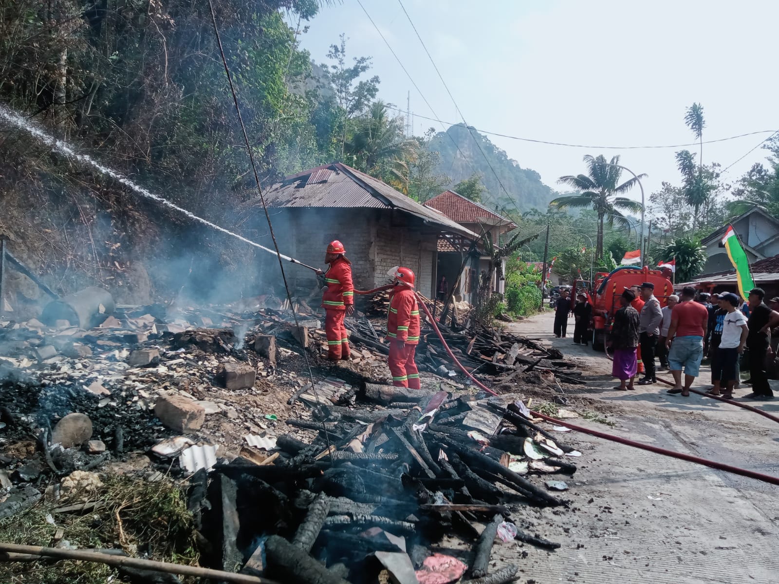 Kebakaran melanda pabrik teh yang terletak di Kampung Kebon Kalapa, Desa Sukajaya, Kecamatan Tanggeung, Cianjur Selatan