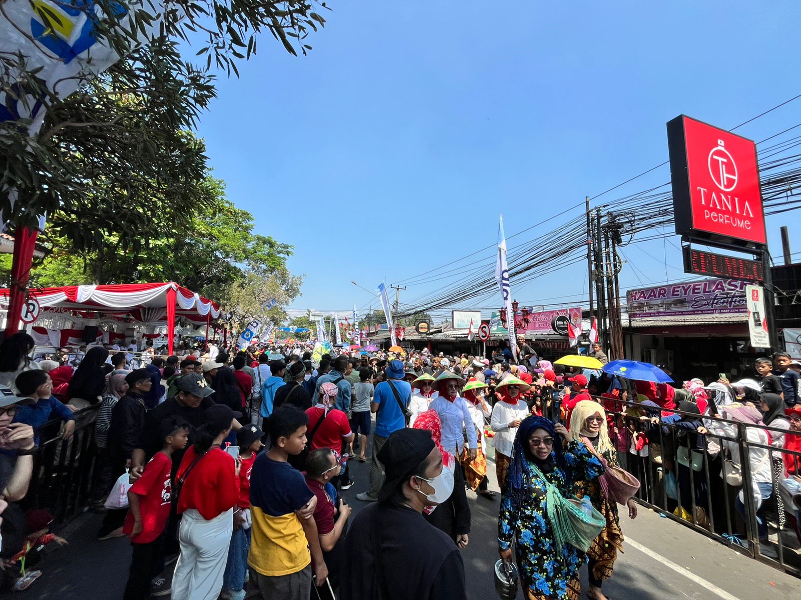 Ribuan Warga Antusias Saksikan Pawai HJC ke-347 dan HUT RI ke-79 di Cianjur, Termasuk Pengunjung dari Luar Kota