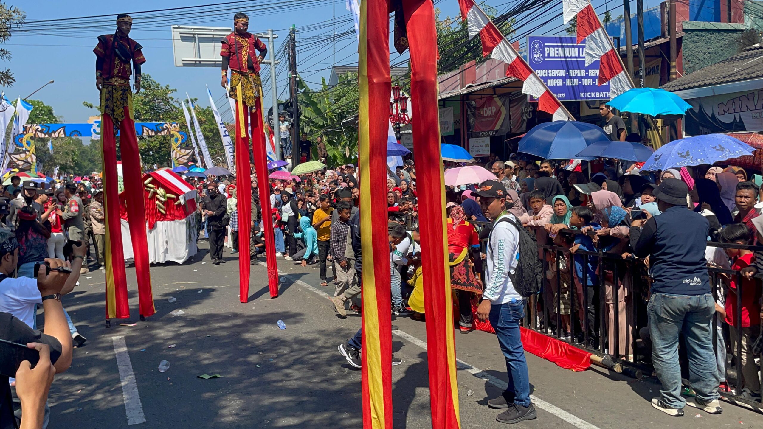 Pemain Egrang di Helaran Budaya Cianjur Jatuh, Diduga Didorong Seseorang