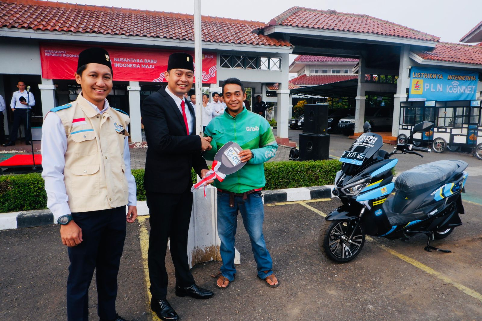 PLN UP3 Cianjur hadiah an motor listrik kepada ojol