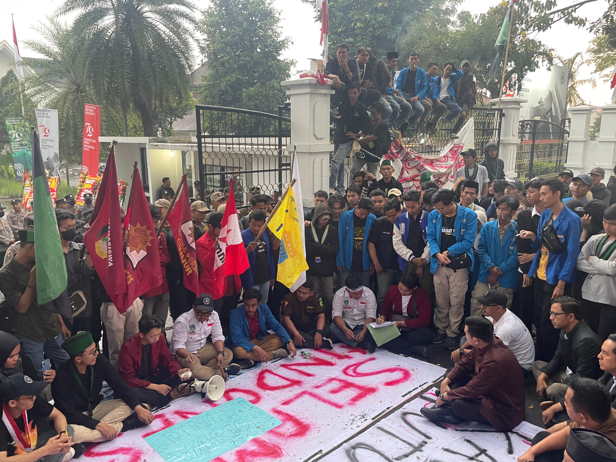 Demo Mahasiswa di DPRD Cianjur, Menuntut RRUU Pilkada Tak Disahkan