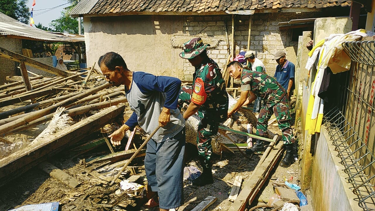 Inspiratif, Kodim 0608 Cianjur dan PT Pertamina Bedah Rutilahu Milik Lansia di Cilaku