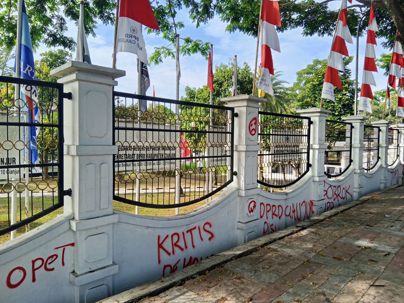 Kantor DPRD Kabupaten Cianjur Dipenuhi Vandalisme Usai Demo Mahasiswa