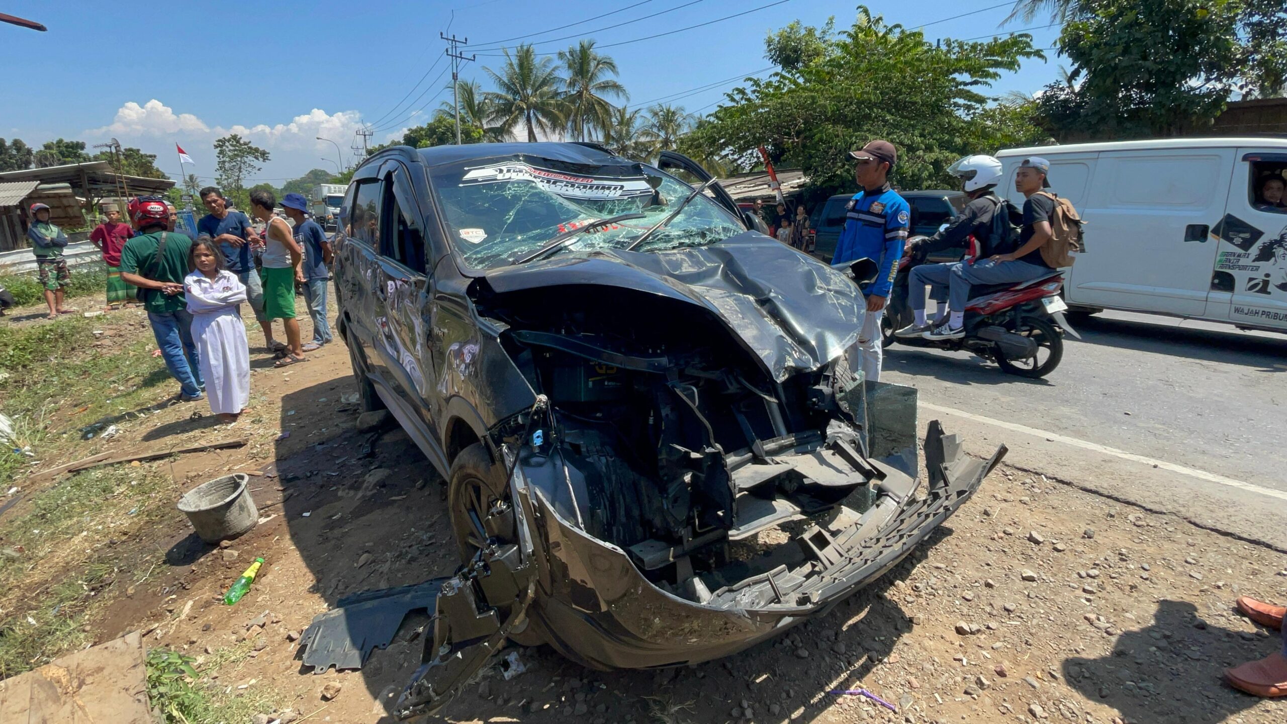 Kecelakaan, Mobil di Cianjur Terguling Usai Tabrak Pikap yang Terparkir