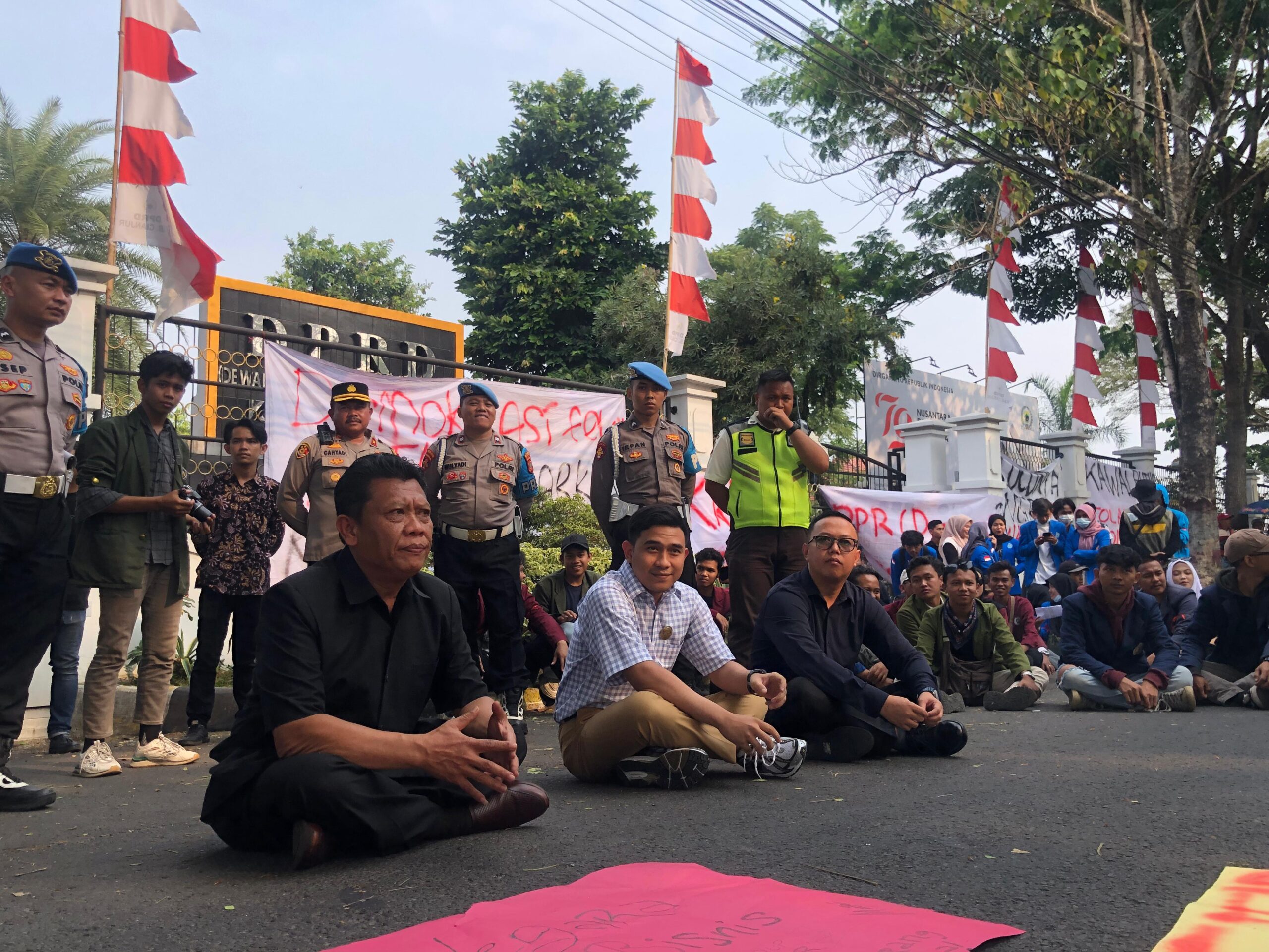 Massa Aksi Mulai Masuki Gedung DPRD Cianjur, Tiga Anggota Dewan Temui Massa Aksi yang Tolak RUU Pilkada