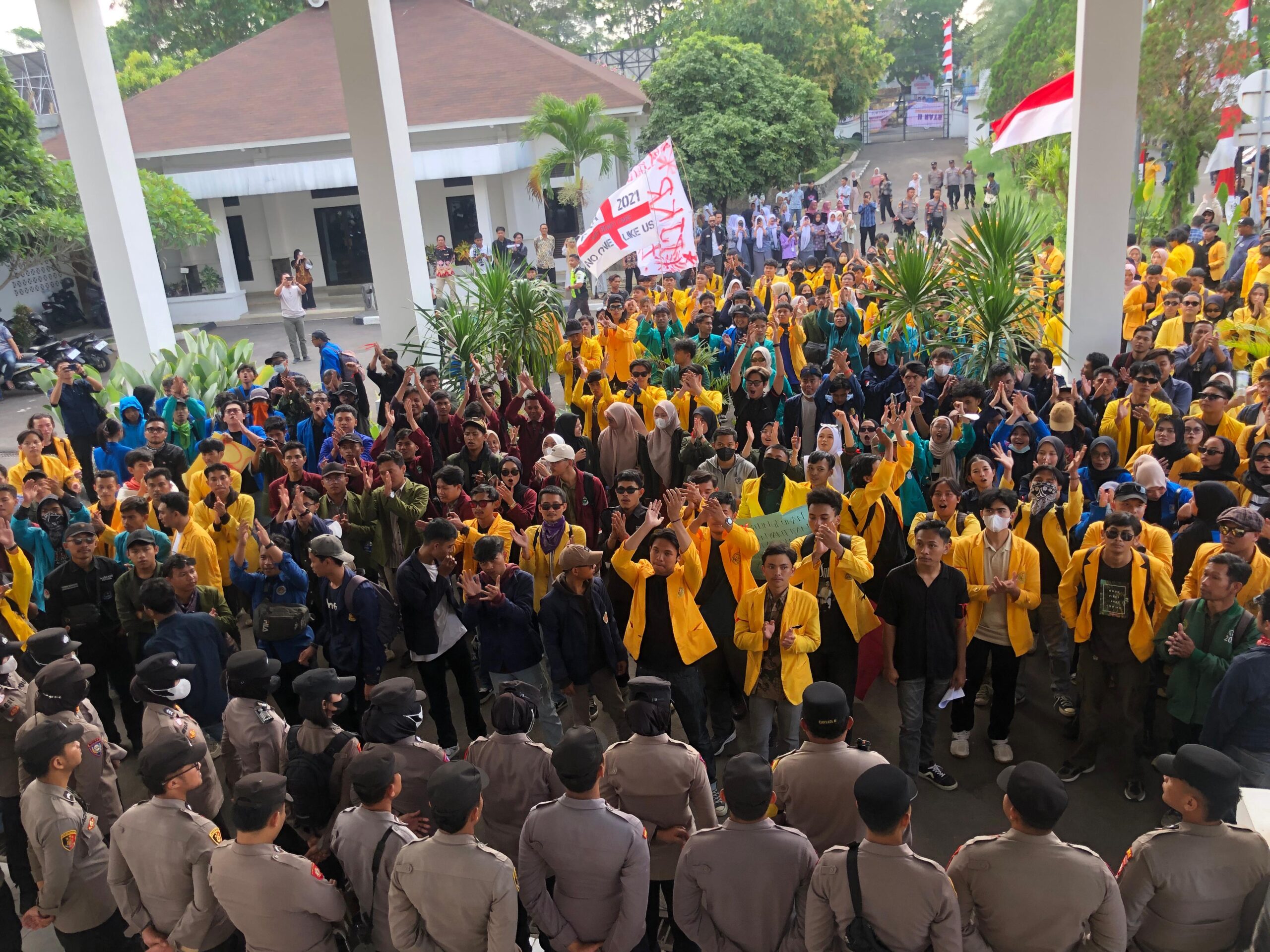 Massa Aksi Mulai Masuki Gedung DPRD Cianjur, Tiga Anggota Dewan Temui Massa Aksi yang Tolak RUU Pilkada