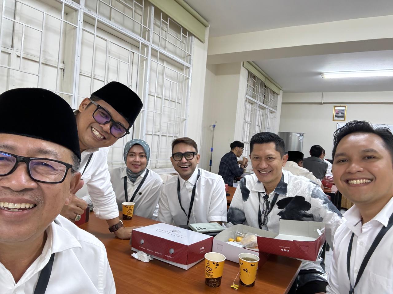 Herman Suherman Unggah Foto Bersama Calon Bupati Cianjur yang Lain, Pertanda Apakah Ini?