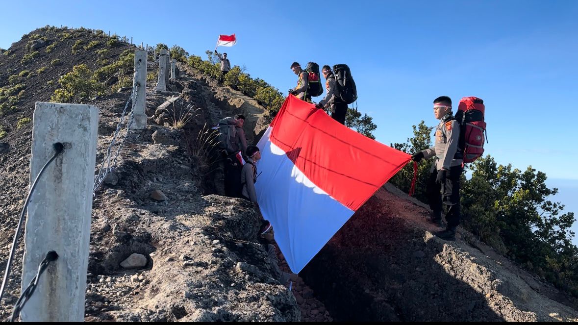 Polres Cianjur Kibarkan Bendera Merah Putih di Puncak Gunung Gede Pangrango untuk Peringati HUT RI ke-79