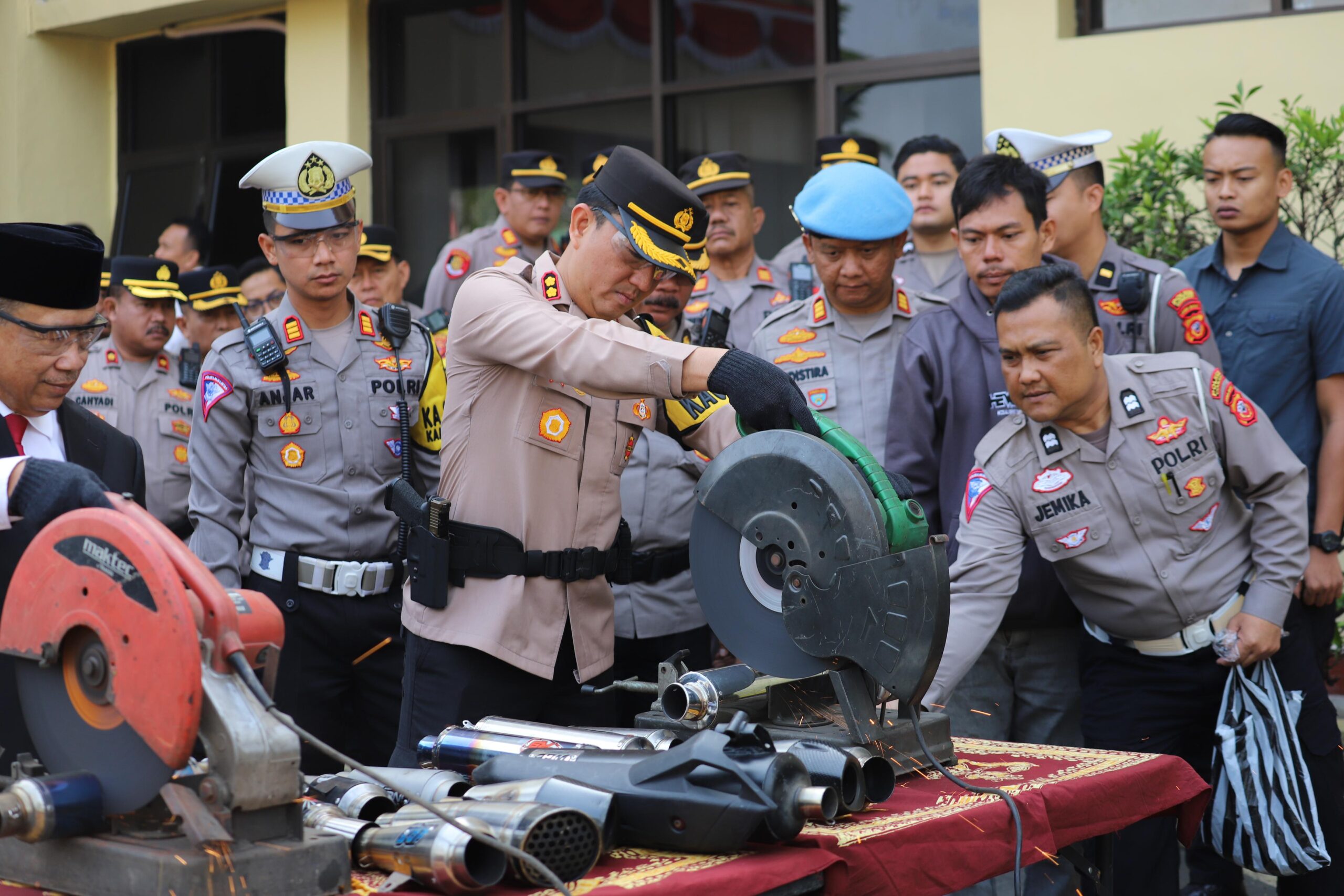 Polres Cianjur Musnahkan Ribuan Knalpot Bising dan Minuman Keras Hasil Operasi