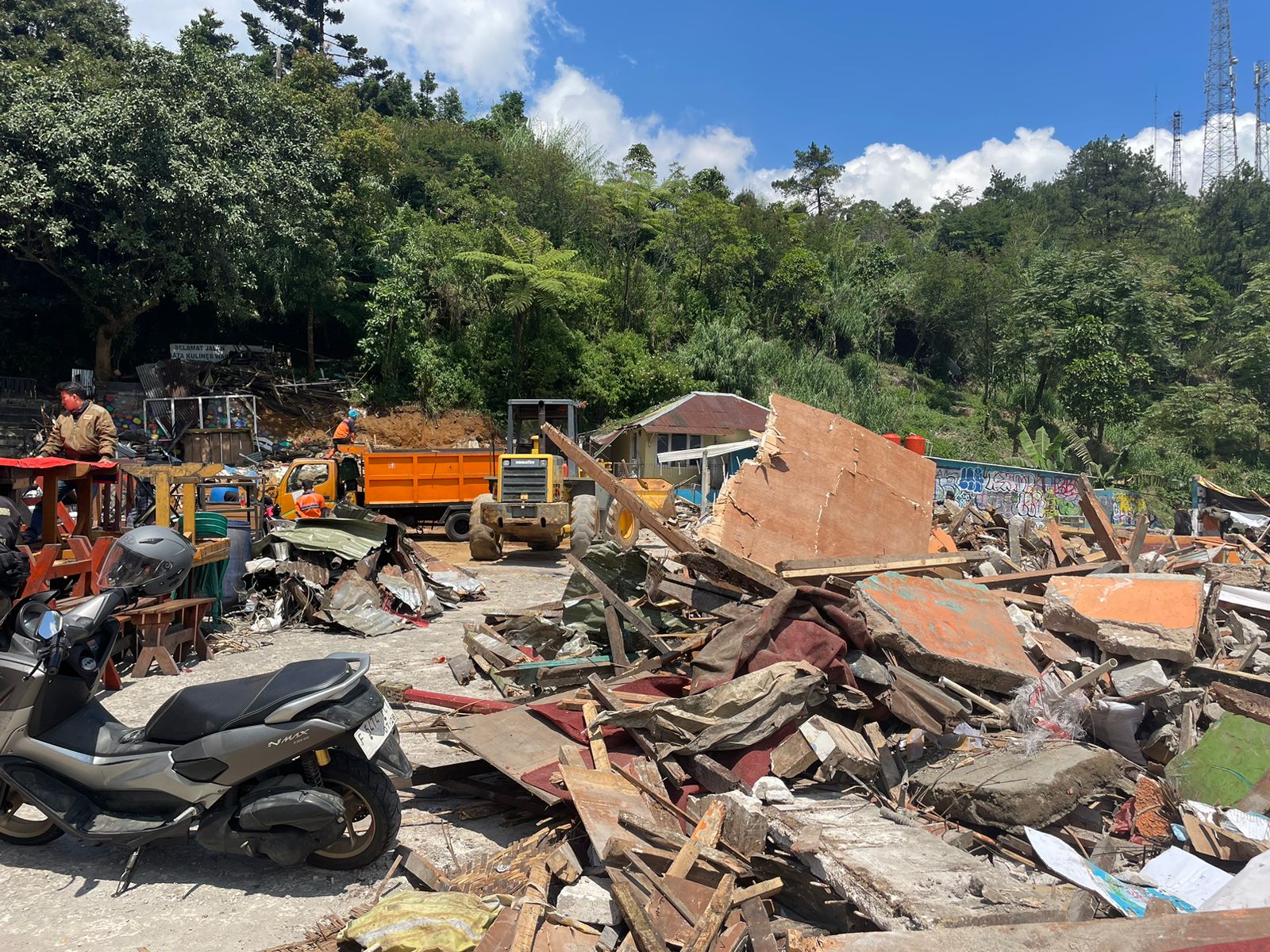 Warpat Dibongkar Secara Mandiri Imbas Penertiban Kios Ilegal di Puncak