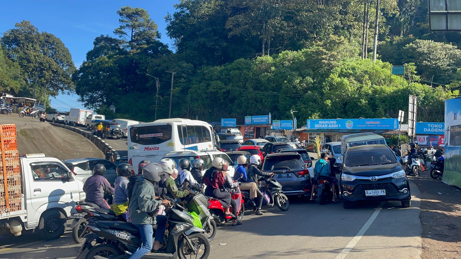 Kemacetan Parah di Puncak: Pengendara Terjebak hingga Belasan Jam, Polisi Imbau Gunakan Jalur Alternatif